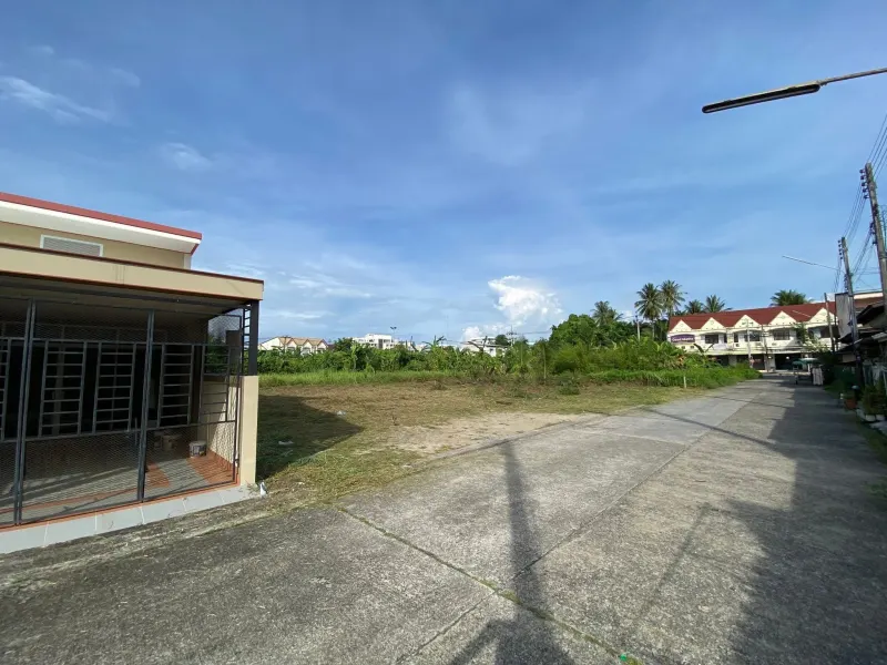 ที่ดินมุมถนน พร้อมอาคารด้านข้าง